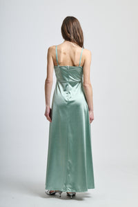 Vestito elegante salvia, taglio fluido con scollatura a V e cintura incorniciata