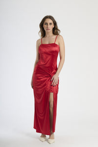 Vestito lungo in raso rosso, strapless con nodo e spacco laterale