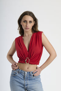 Top audace rosso, taglio corto con scollatura a V e fibbia sul busto, perfetto per attirare l’attenzione.