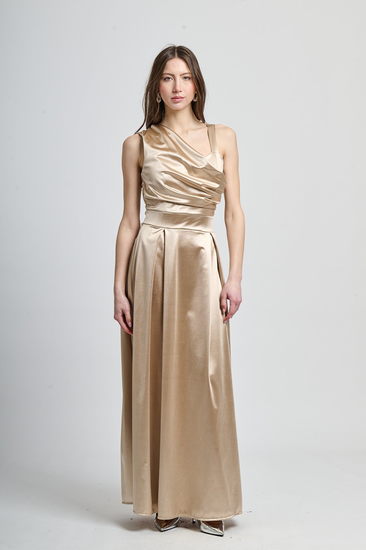 Abito da cerimonia beige con spalla unica e falda fluida