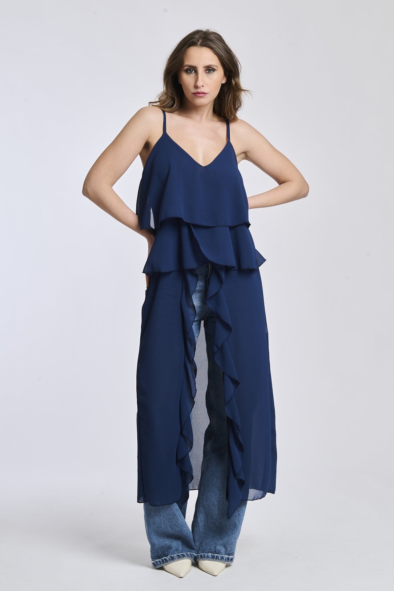 Un abito in navy con dettagli in oro, che crea un look lussuoso e distinto.