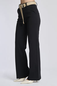 Pantaloni bianchi con cintura nero e sandali blu