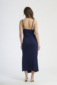 Vestito navy in tessuto classico, design con ruches e spalanca, ideale per cerimonie estive.