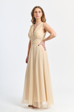 Vestito beige da serata concollo a V e finitura lussuosa in pizzo