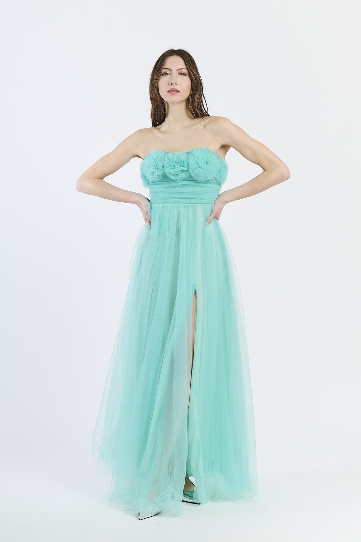 Abito da sera Tiffany in tulle rinfrescante, scollo a barca e gonna ampia, ideale per eventi estivi e all’aperto
