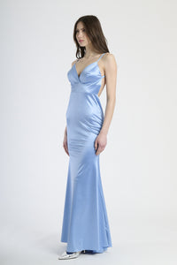 Abito azzurro in raso con scollatura profonda, abbigliamento da evento elegante.