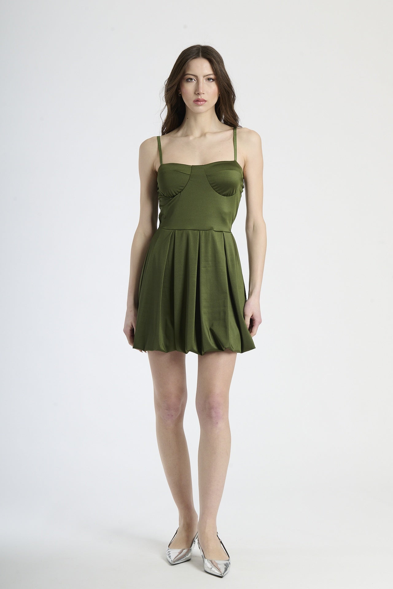 Moda donna: abito militare a campana, design con bretelle sottili e scollatura cuore.