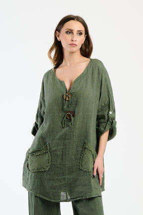 Outfit militare in lino, camicetta oversize e pantaloni coordinati, stile rustico per l’estate.