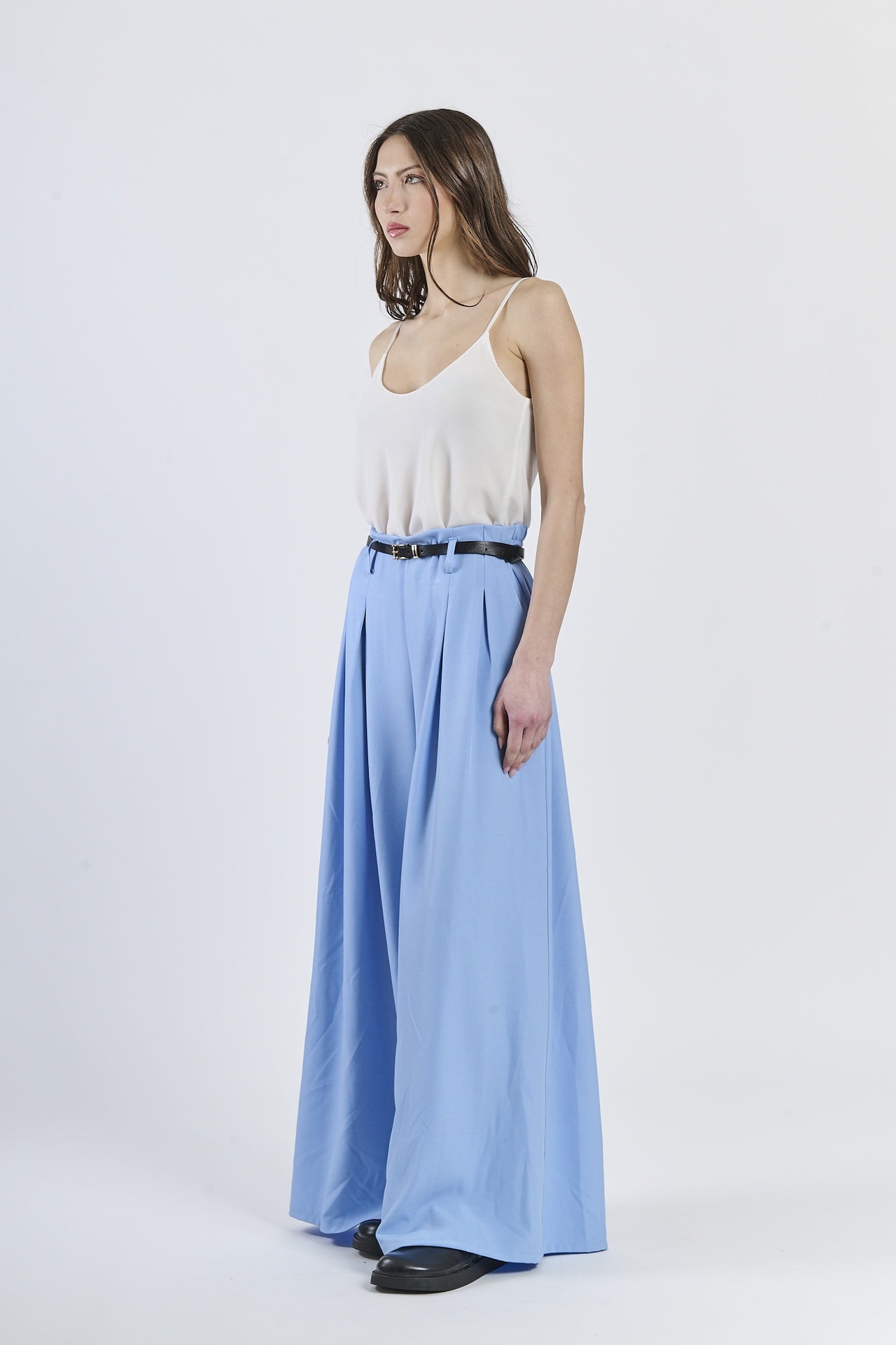 Ensemble: top bianco elegante e pantaloni azzurri dritti, scarpe scure