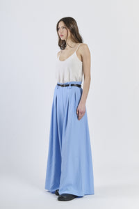 Ensemble: top bianco elegante e pantaloni azzurri dritti, scarpe scure