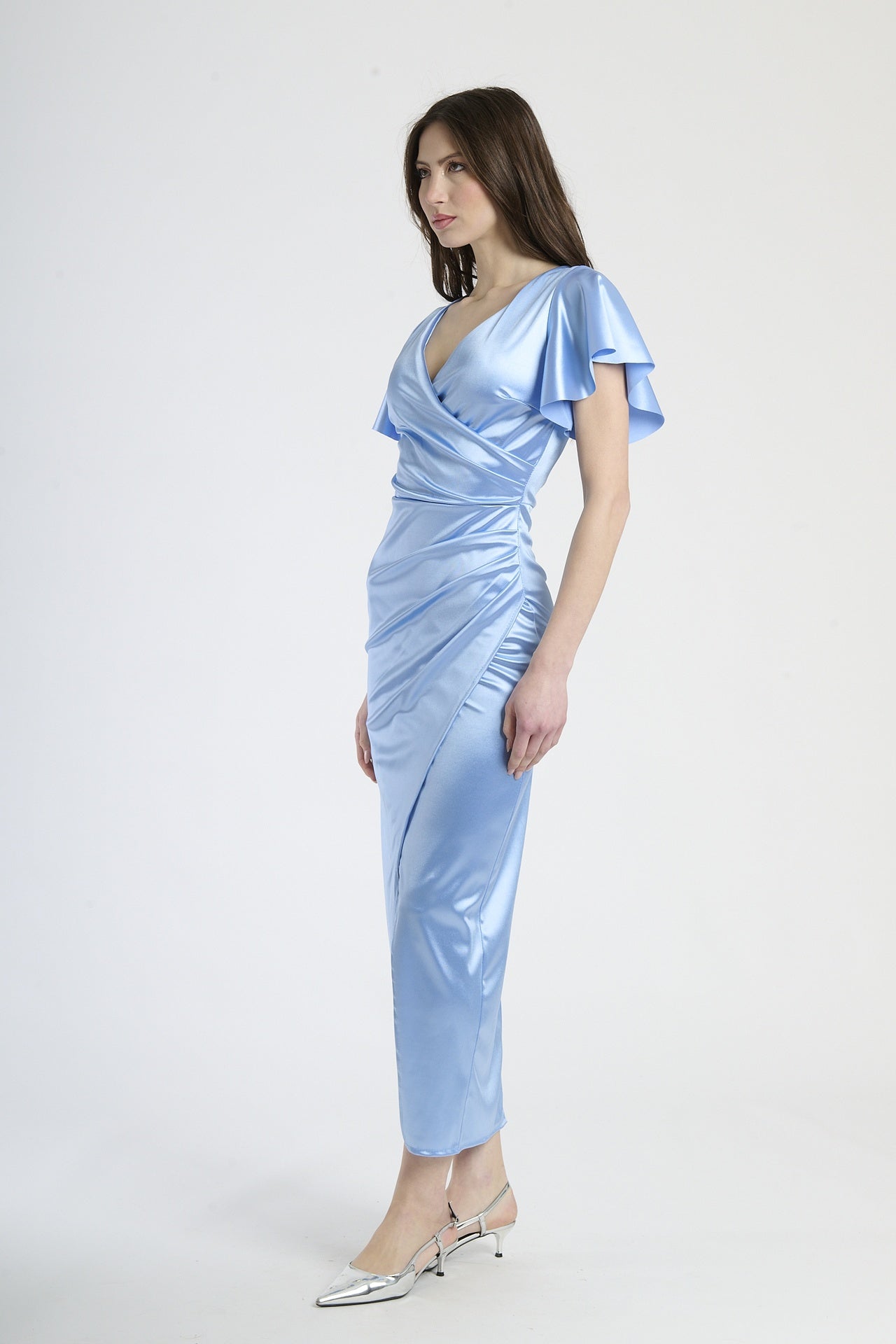 Abito azzurro in velluto con falda sfilata, abbigliamento chic per eventi notturni.