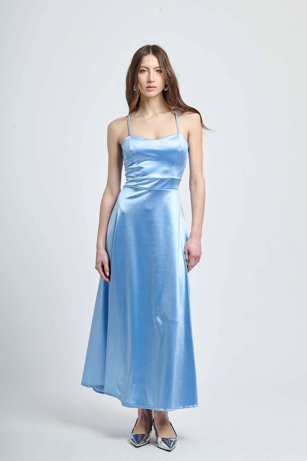 Abito elegante azzurro con raso satinato, spalline sottili e silhouette dritta, perfetto per eventi formali e estivi