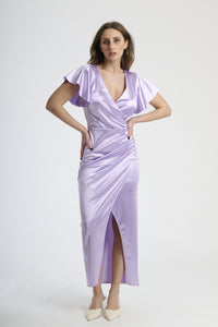 Outfit con abito lilla lungo, perfetto per un look dal sapore bohemien e affascinante.