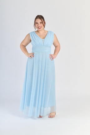 Vestito azzuro romantico, taglio a V e tessuto fluido, perfetto per serate estive.