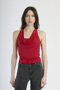 Outfit con canotta rossa, ideale per attirare l’attenzione.