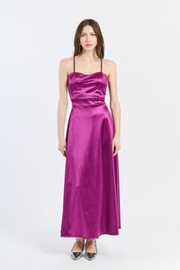 Abito da cerimonia ciliegio in raso, con spalline sottili e scollatura a V, ideale per occasioni romantiche e glamour