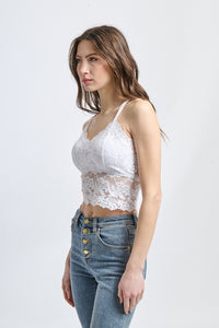 Top cropped in pizzo bianco, perfetto per un look elegante