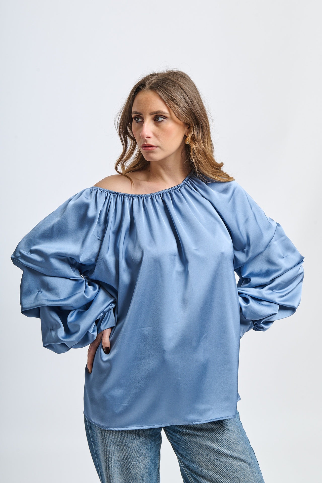 Blusa jeans a spalla nuda, maniche ruffle, taglio oversize, stile casual