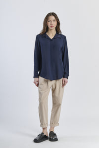 Camicia navy in tessuto opaco, base per abbinamenti