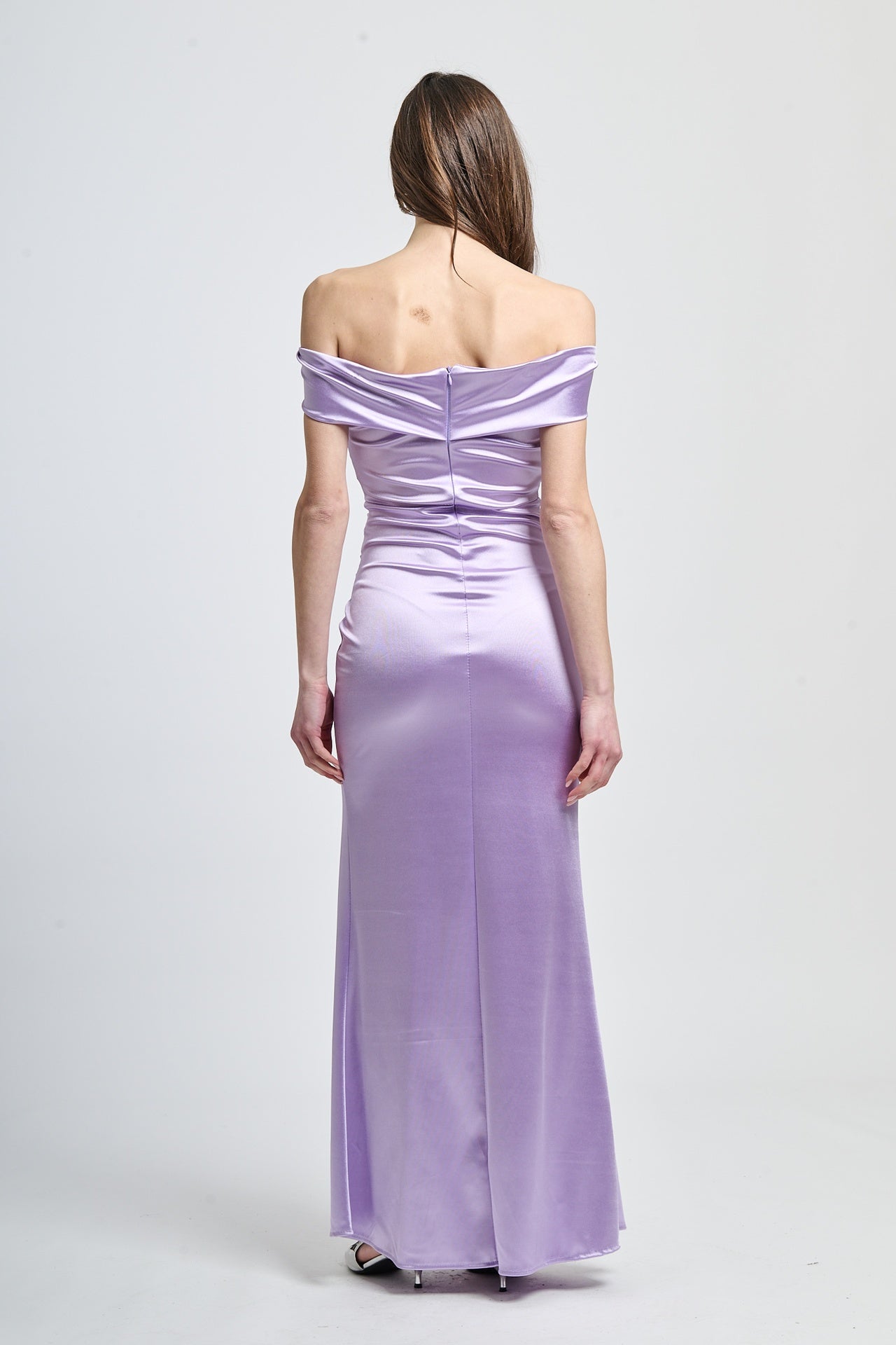 Abito da cerimonia lilla in raso, perfetto per eventi speciali e notturne