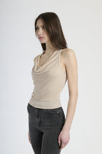 Canotta beige su figura, abbigliamento elegante e minimalista.