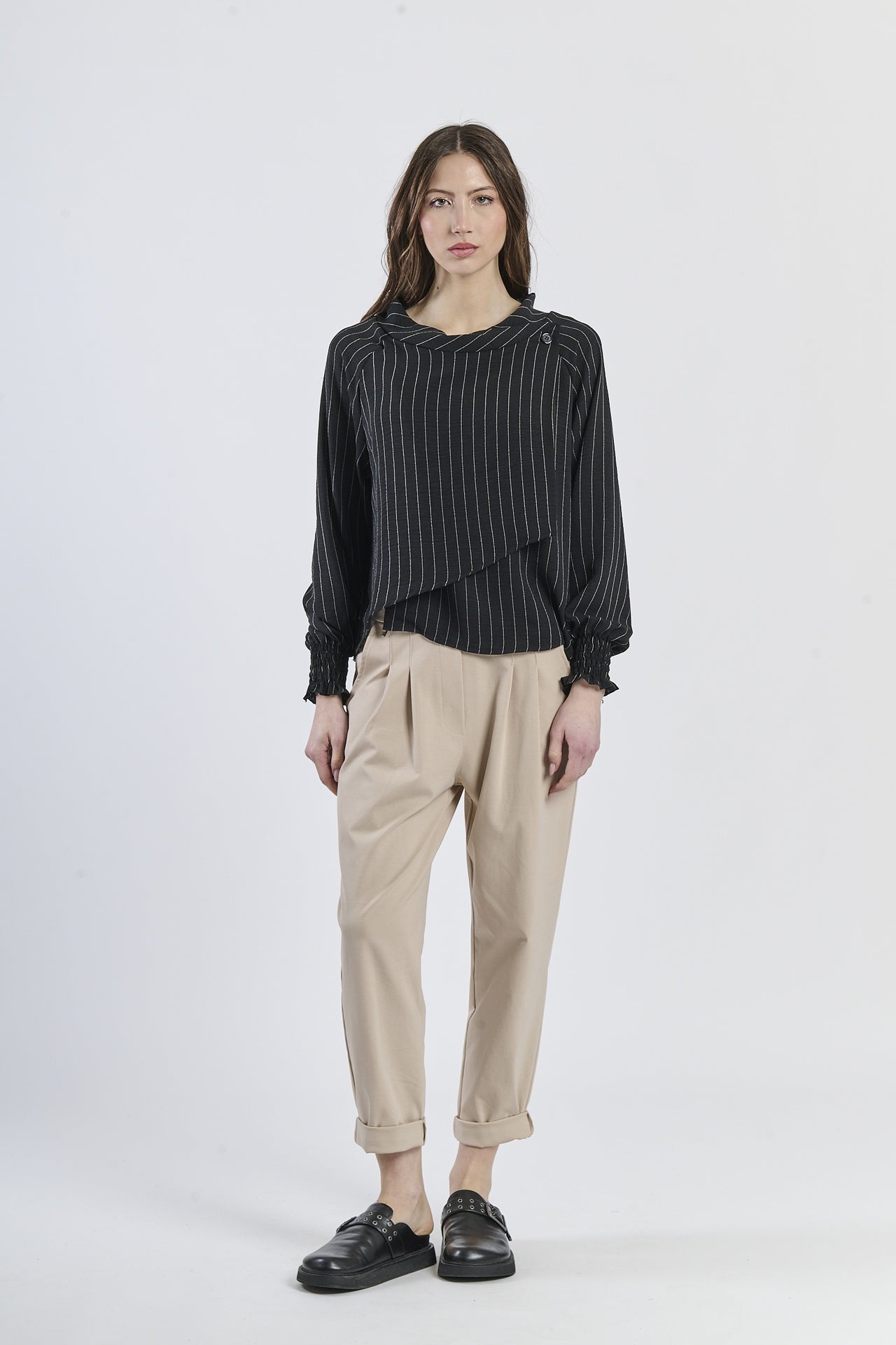 Maglia nera classica conspalline ampie e design senza tempo