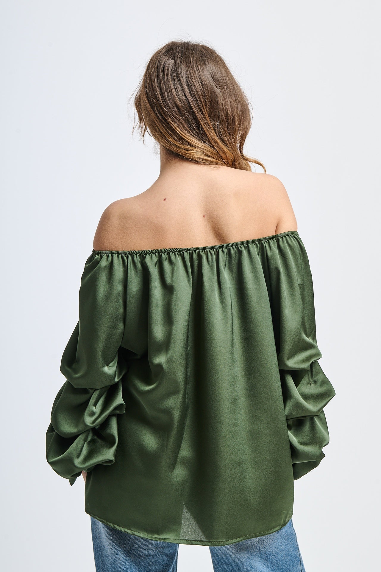 Top militare con scollo a barca, maniche a balze, design fluido, per attività all’aria aperta