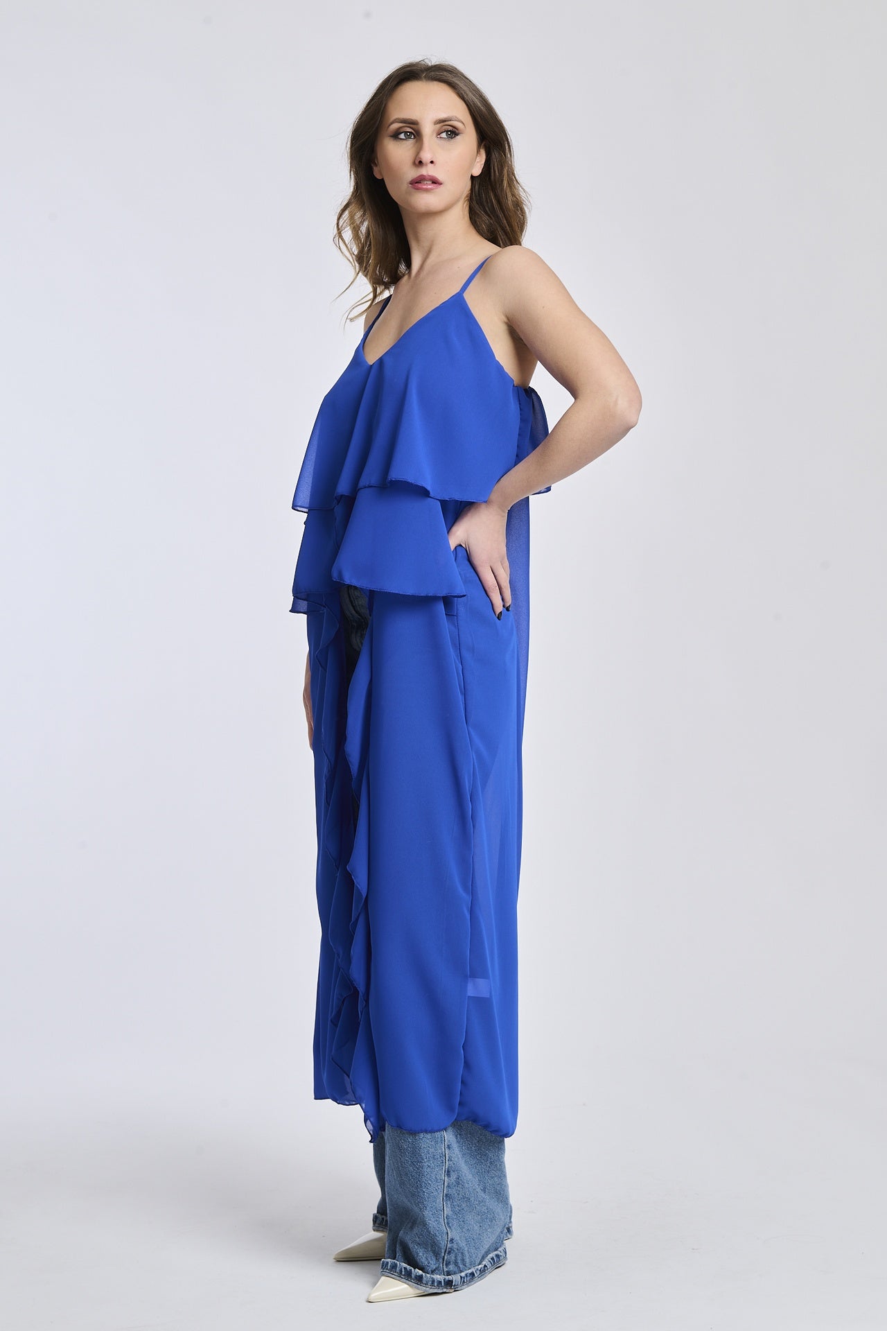 Top in bluette con un taglio ampio, che dona un senso di nonchalance e di stile.