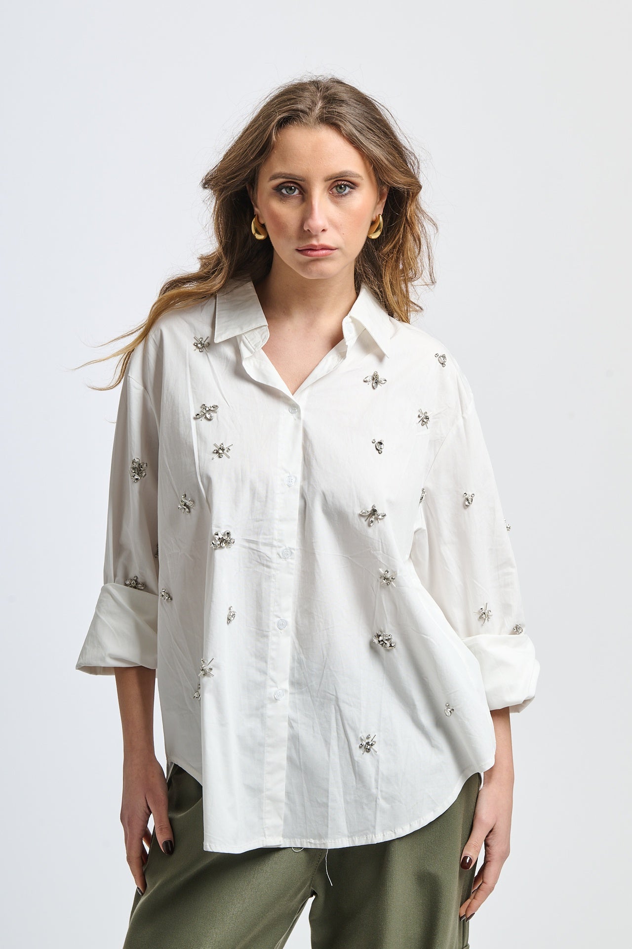 Camicia bianca oversize con ricami su maniche a 3/4
