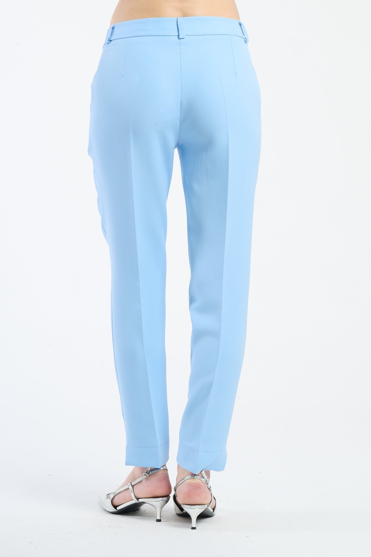 Pantaloni azzurri da donna con cuciture chiare, perfetti per un look formale.