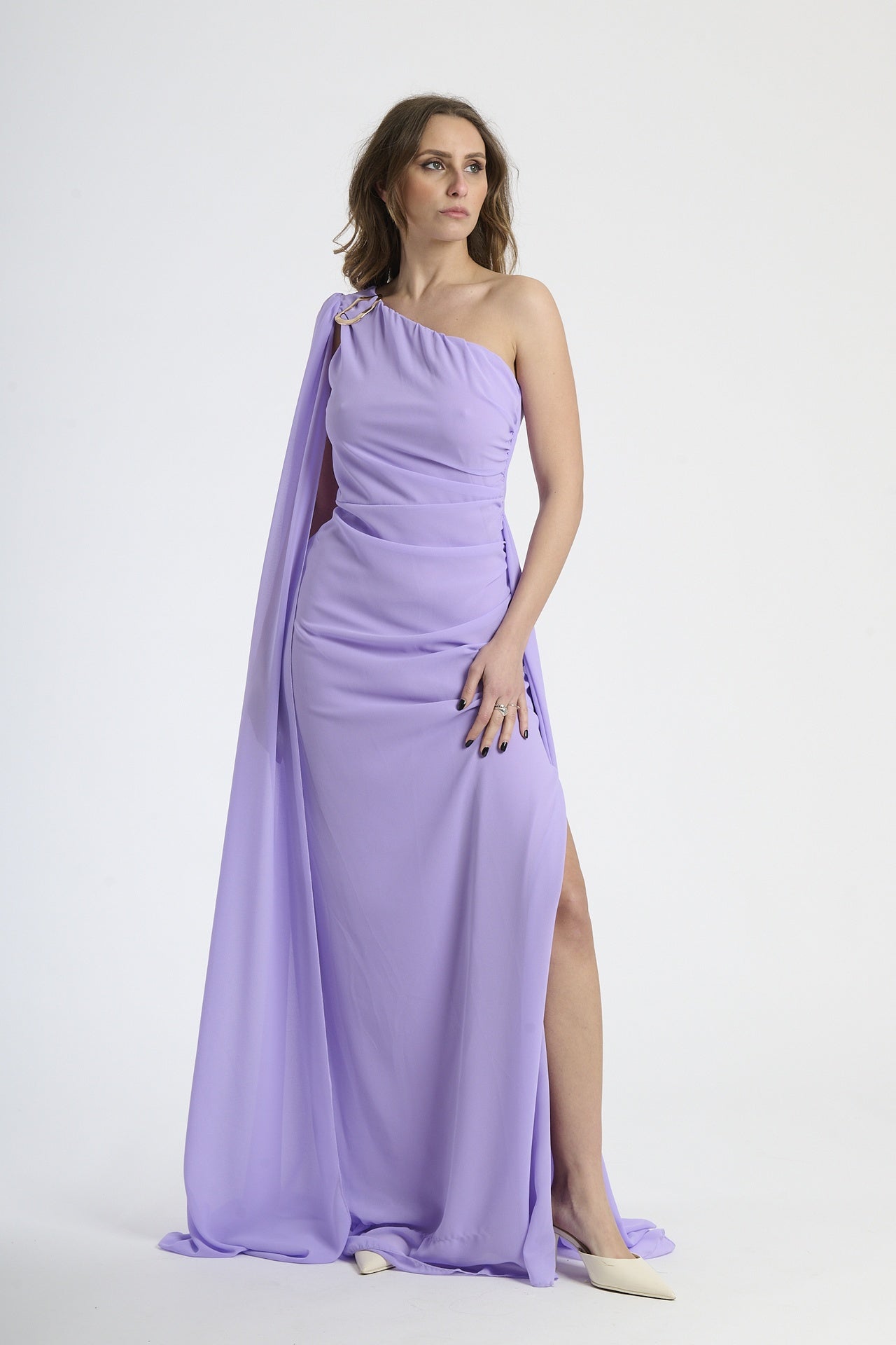 Abito da sera lilla, tessuto leggero, silhouette allungata, colletto scollo spalla singola.