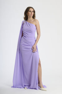 Abito da sera lilla, tessuto leggero, silhouette allungata, colletto scollo spalla singola.
