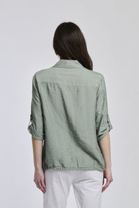 Donna indossa una camicia colore militare, con maniche regolabili, ideale per le giornate changeanti.