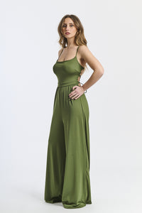 Tuta militare con spalline sottili, design neutro, atmosfera rinfrescante