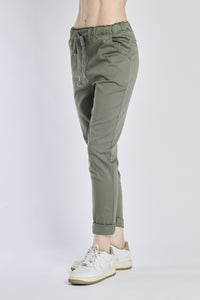 Outfit outdoor: pantaloni jogger militari in tessuto resistente, design pratico