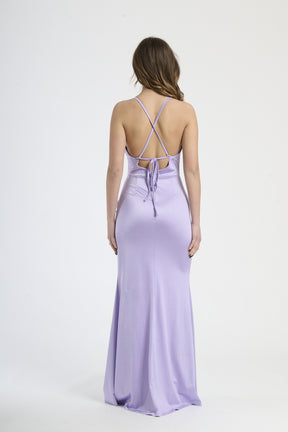 Vestito sognante lilla, taglio maxi con dettagli drappati, perfetto per serate speciali.