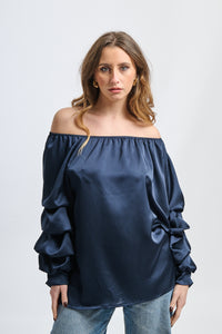 Blusa navy in seta, spalle scoperte, maniche volanti, atmosfera elegante