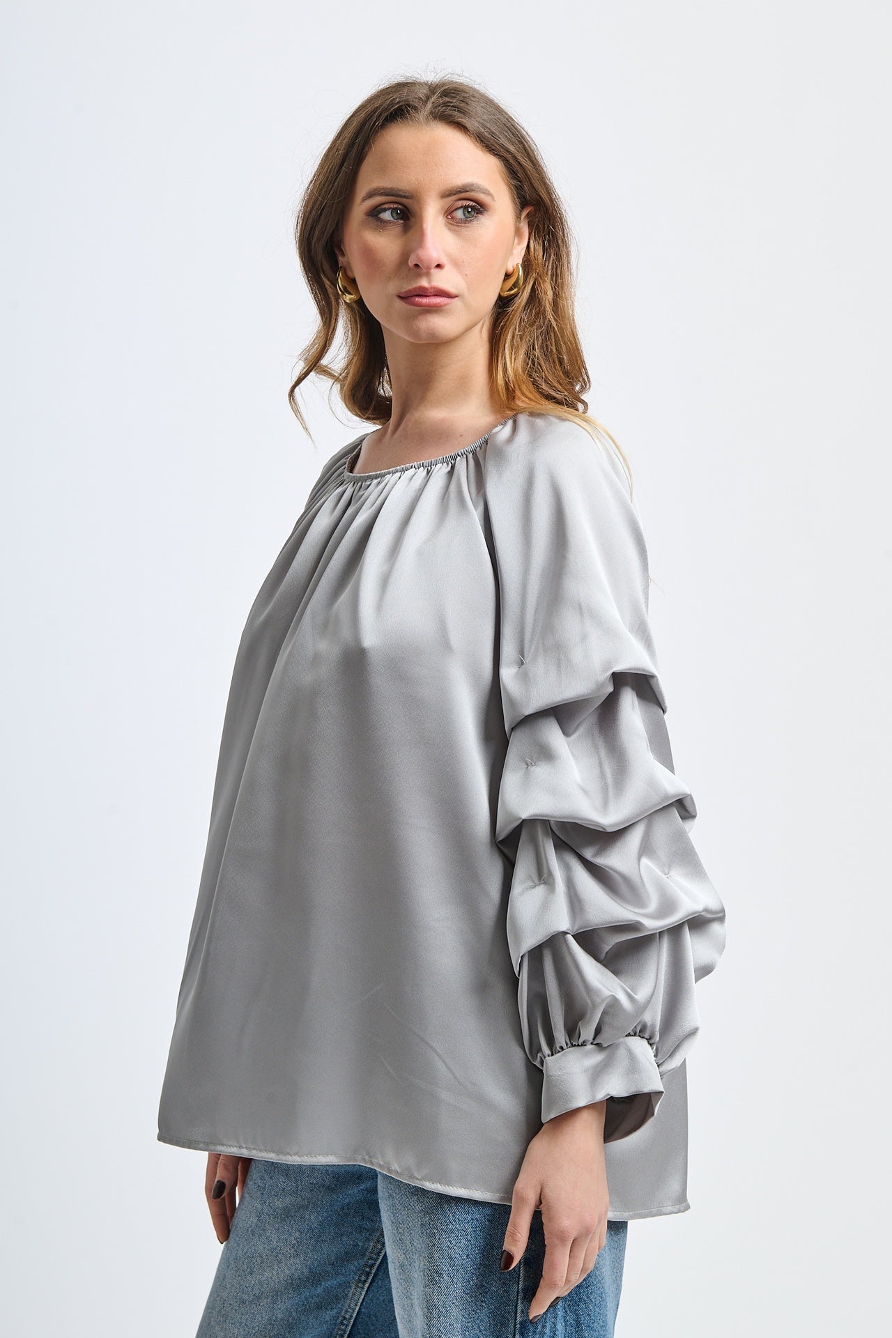 Outfit grigio: blusa oversize, dettagli ruffle, per occasioni formali o tempo libero