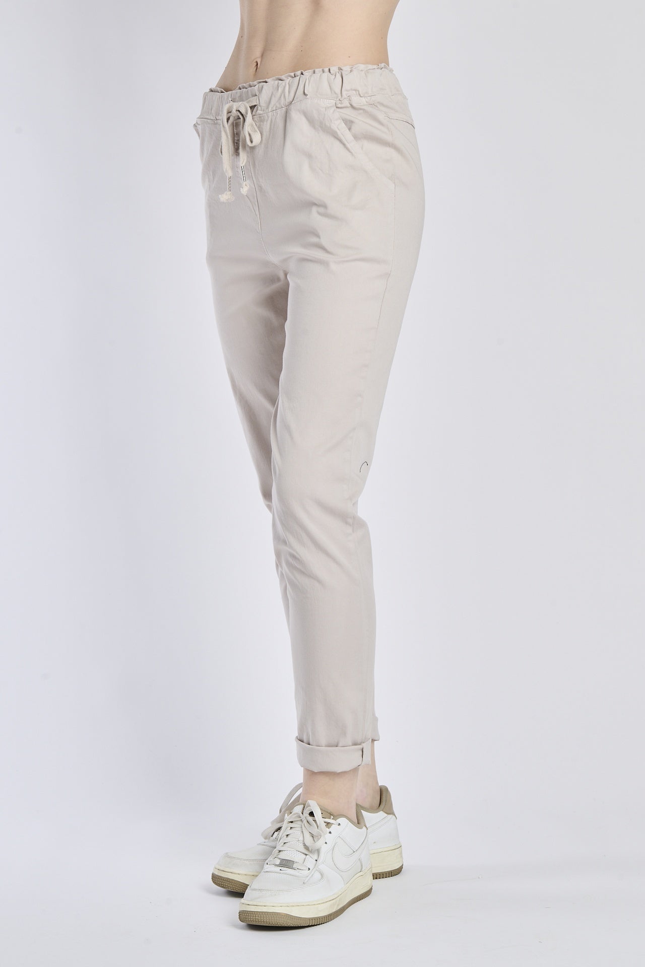 Outfit estivo: pantaloni jogger beige in tessuto leggero, design traspirante