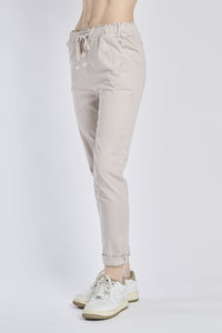 Outfit estivo: pantaloni jogger beige in tessuto leggero, design traspirante