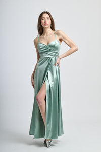 Abito lungo in raso salvia con bretelle sottili e drappeggi al busto