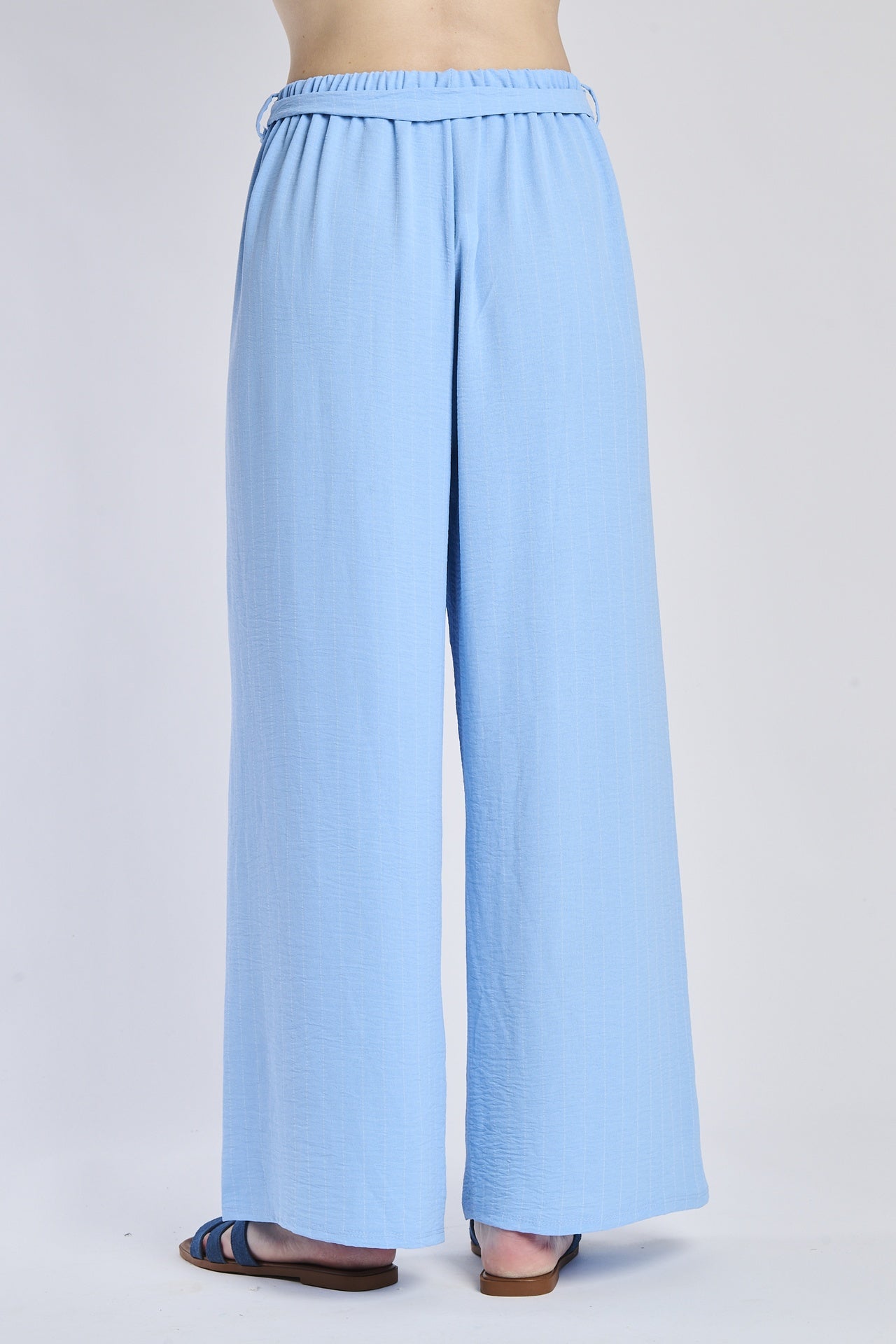 Pantaloni oversize azzurri, stile leggero e casual, coulisse elastica in vita.