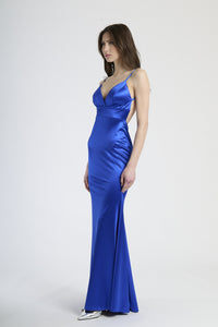 Abito bluette in raso con scollatura profonda, abbigliamento dal tocco marino sofisticato.