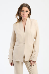 Camicia beige a maniche lunghe, stile classico e elegante.