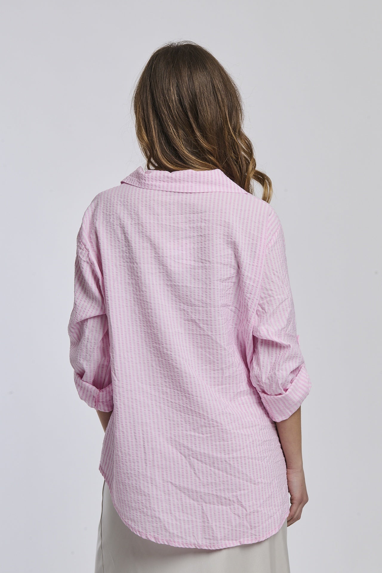 Camicia a righe rosa, taglio ampio, colletto a camicia, bottoni e maniche arrotolate, perfetta per un look romantico.