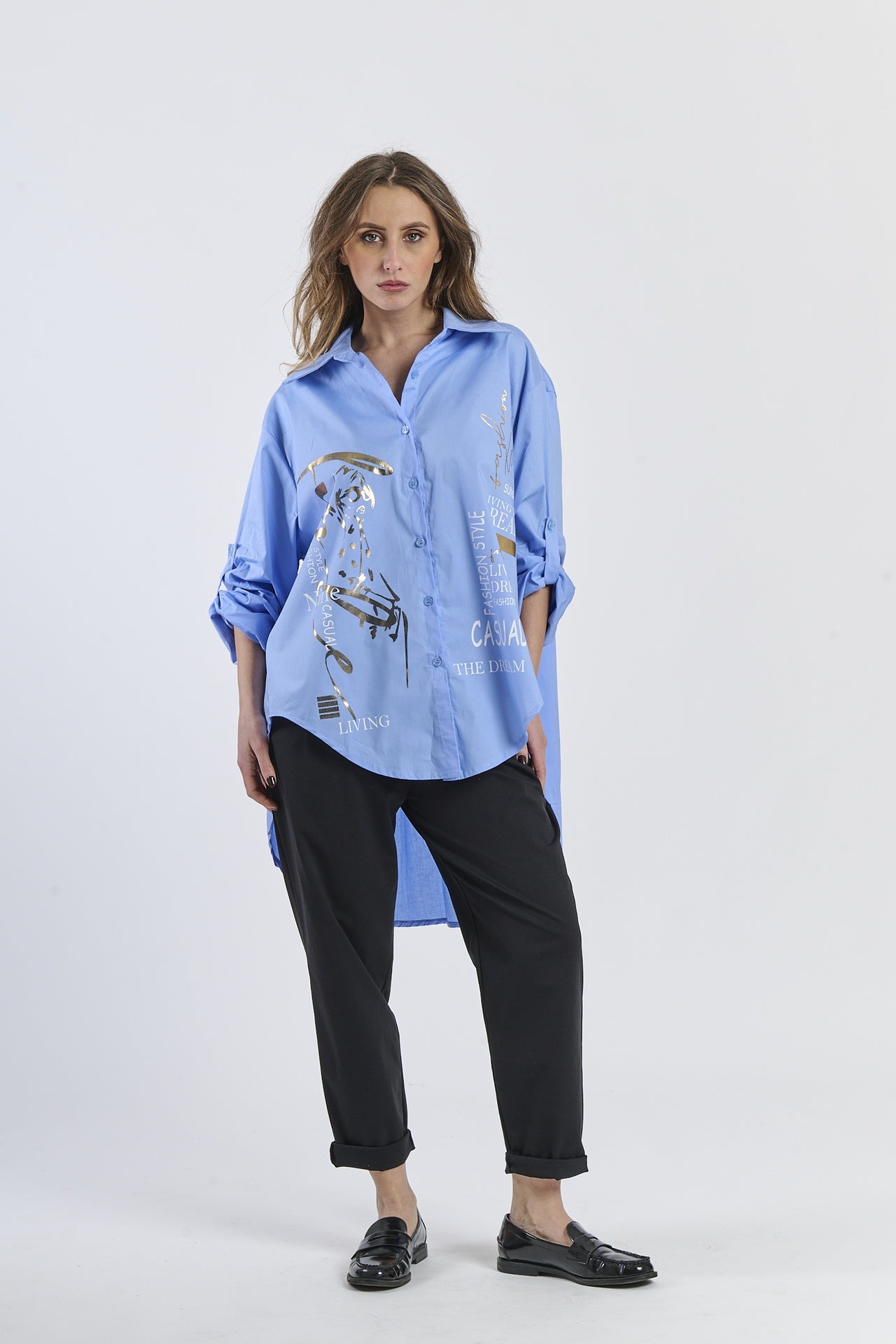 Camicia azzurra a maniche arrotolate, stile casual e fresco