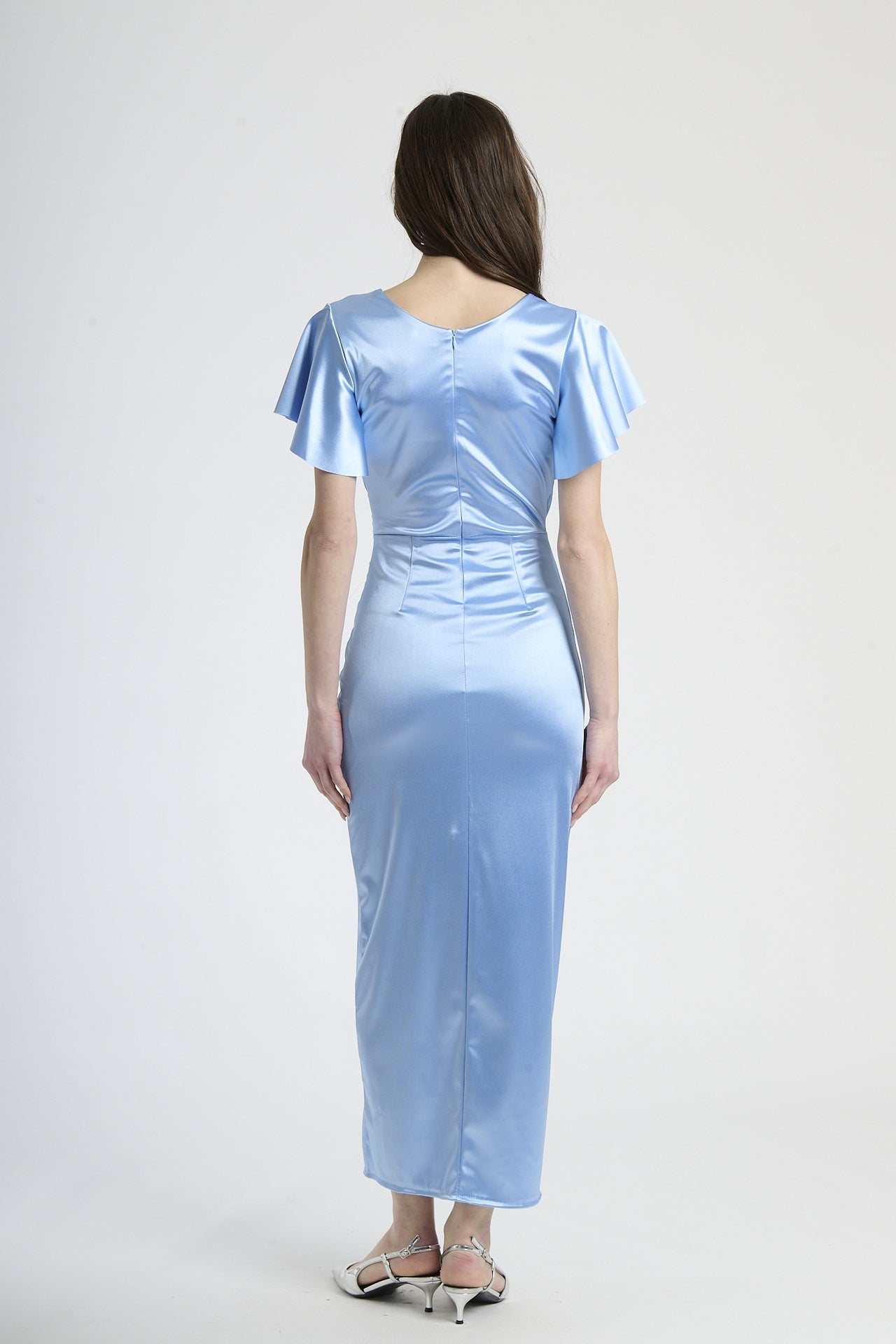 Modella indossa abito azzurro a scollatura V, stile romantico per serate estive.