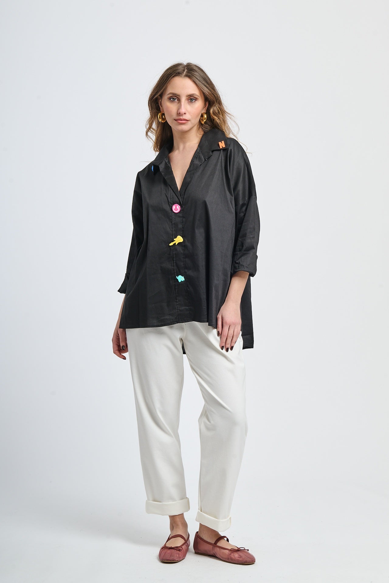 Camicia nera stilosa con bottoni multicolori