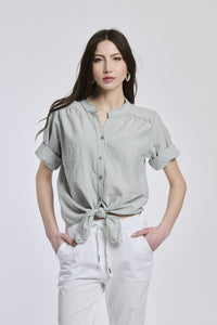 Camicia a righe militares e bianche da donna, nodo sul basso, stile urbano e trendy.