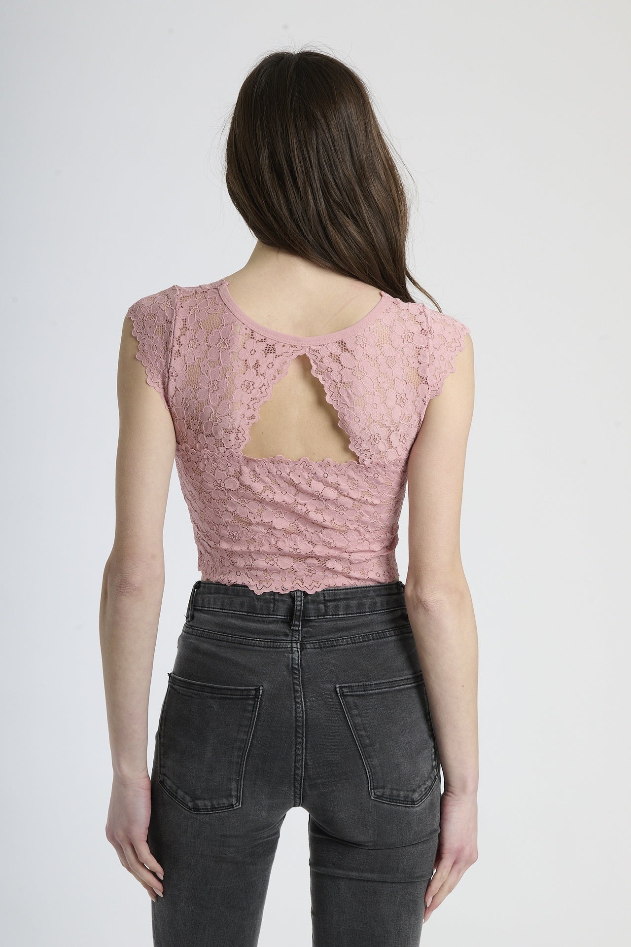 Canotta in pizzo rosa antico, taglio cropped e design senza spalline